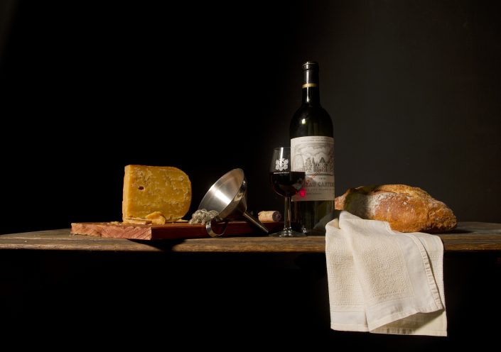 Stilleven met wijn, brood en kaas, gebaseerd op een schilderij van Roman en Henriëtte Reisinger